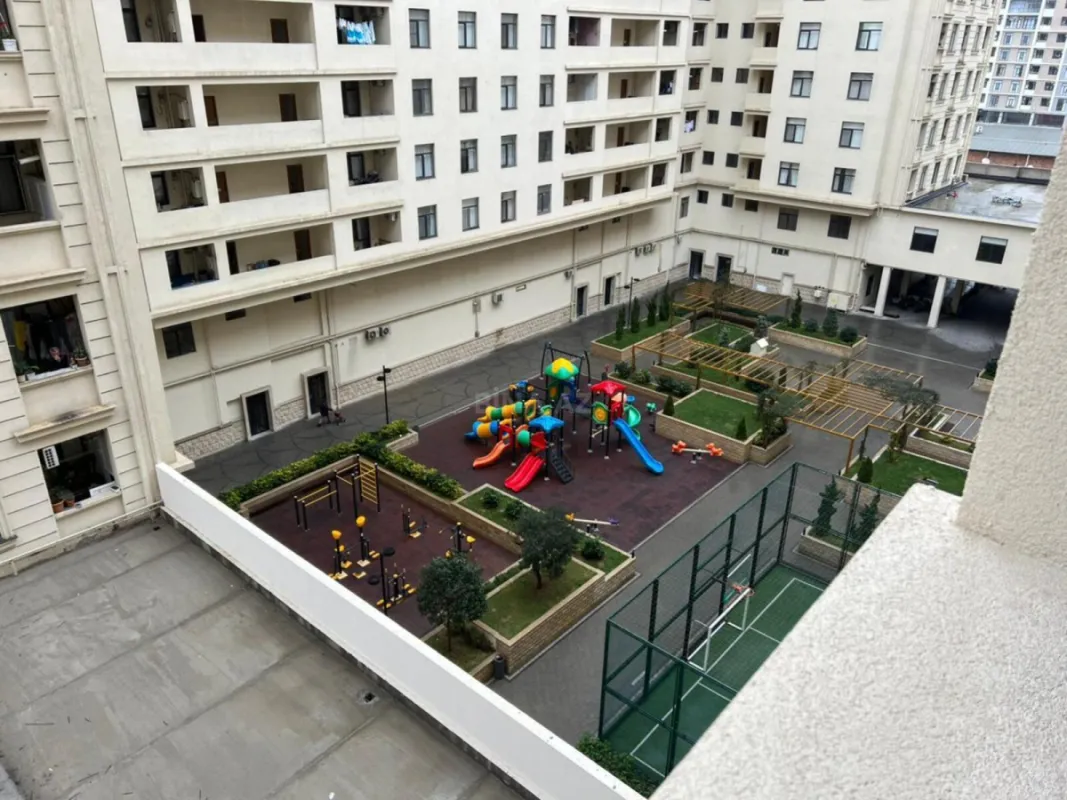 Satılır 4 otaqlı mənzil 175 m²
