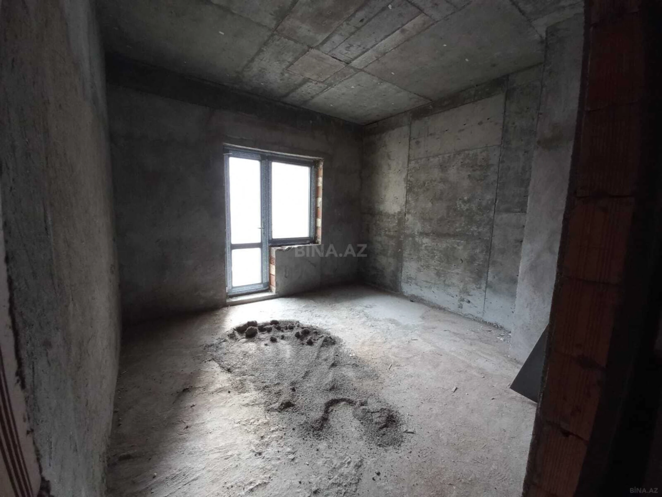 Satılır 4 otaqlı mənzil 175 m²