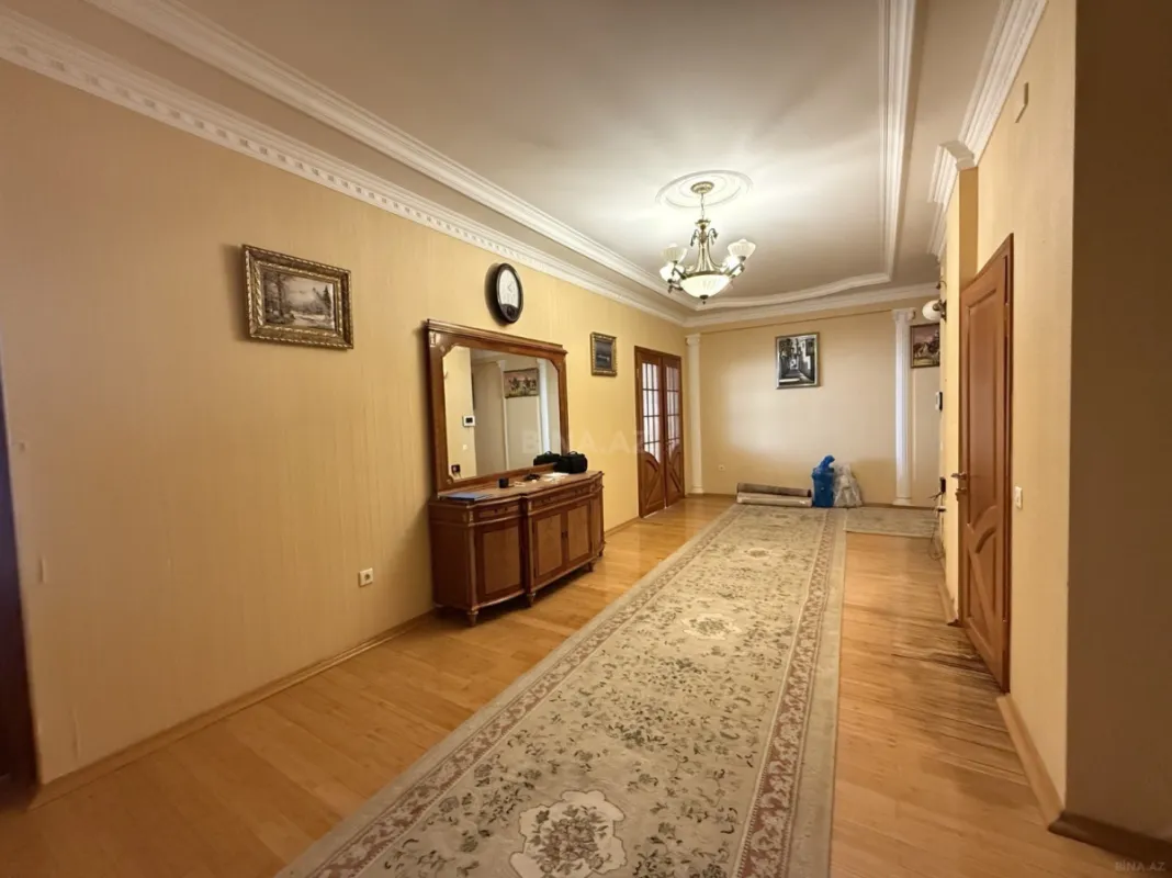 Satılır 4 otaqlı mənzil 222 m²