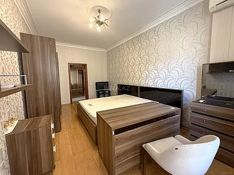 Satılır 4 otaqlı mənzil 222 m²