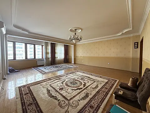 Satılır 4 otaqlı mənzil 222 m²