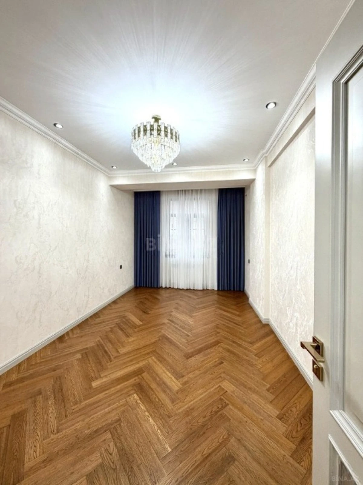 Satılır 3 otaqlı mənzil 140 m²