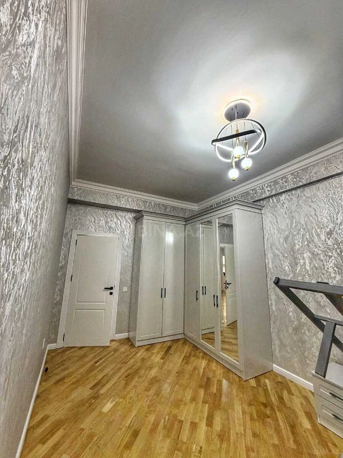 Satılır 4 otaqlı mənzil 155 m²