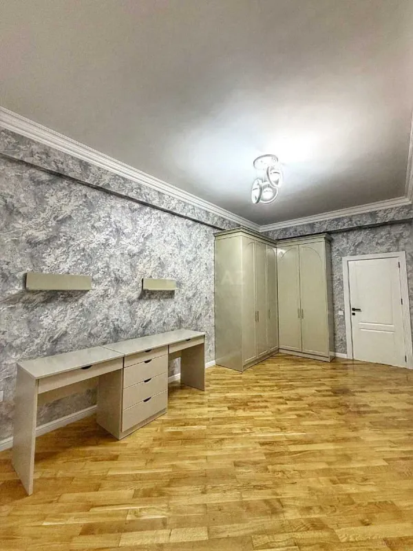 Satılır 4 otaqlı mənzil 155 m²