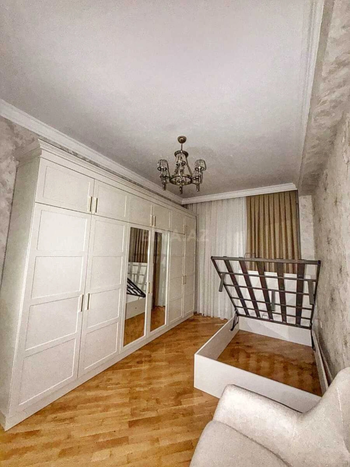 Satılır 4 otaqlı mənzil 155 m²