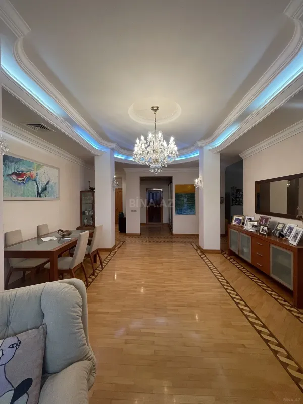 Satılır 6 otaqlı mənzil 220 m²