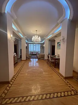 Satılır 6 otaqlı mənzil 220 m²