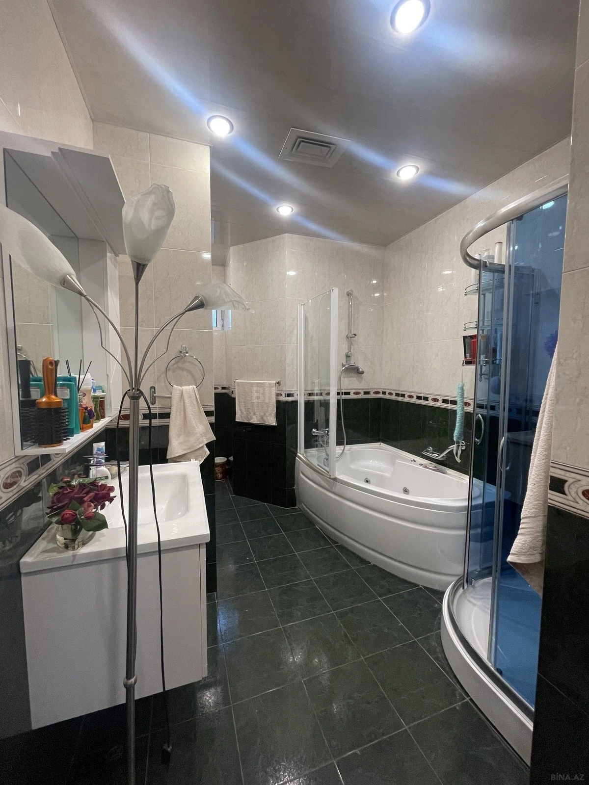 Satılır 6 otaqlı mənzil 220 m²