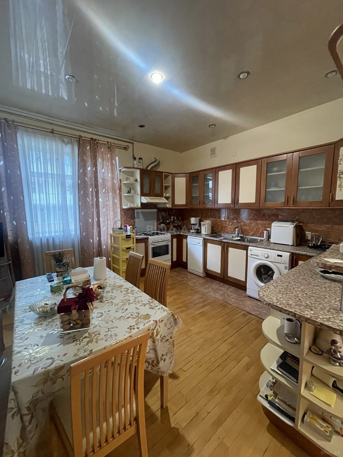 Satılır 6 otaqlı mənzil 220 m²