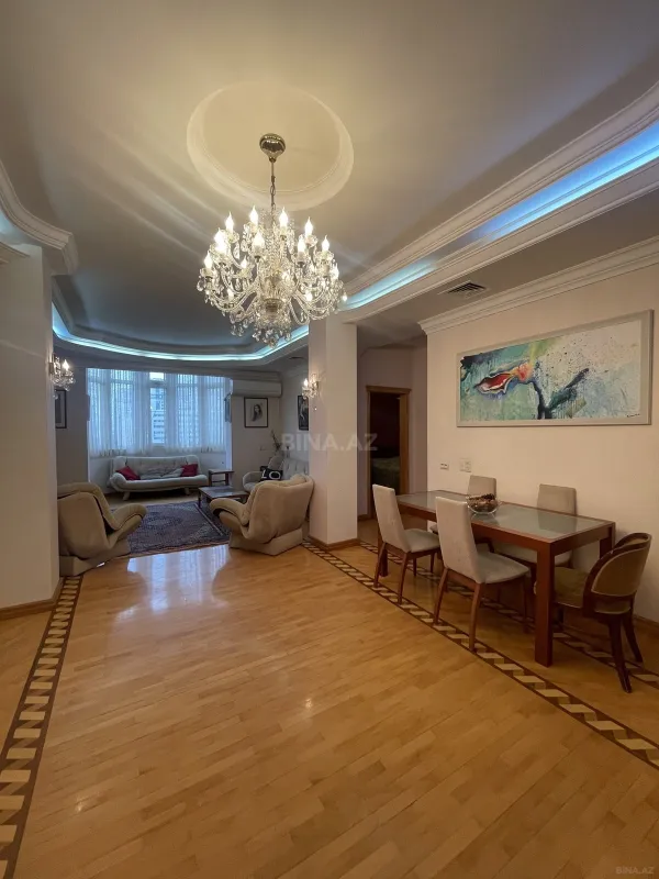 Satılır 6 otaqlı mənzil 220 m²