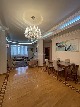 Satılır 6 otaqlı mənzil 220 m²