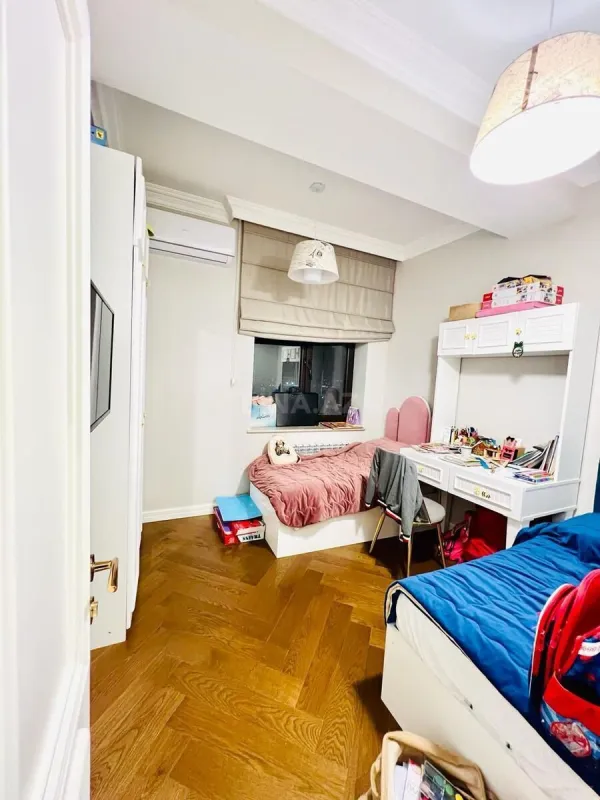 Satılır 4 otaqlı mənzil 140 m²