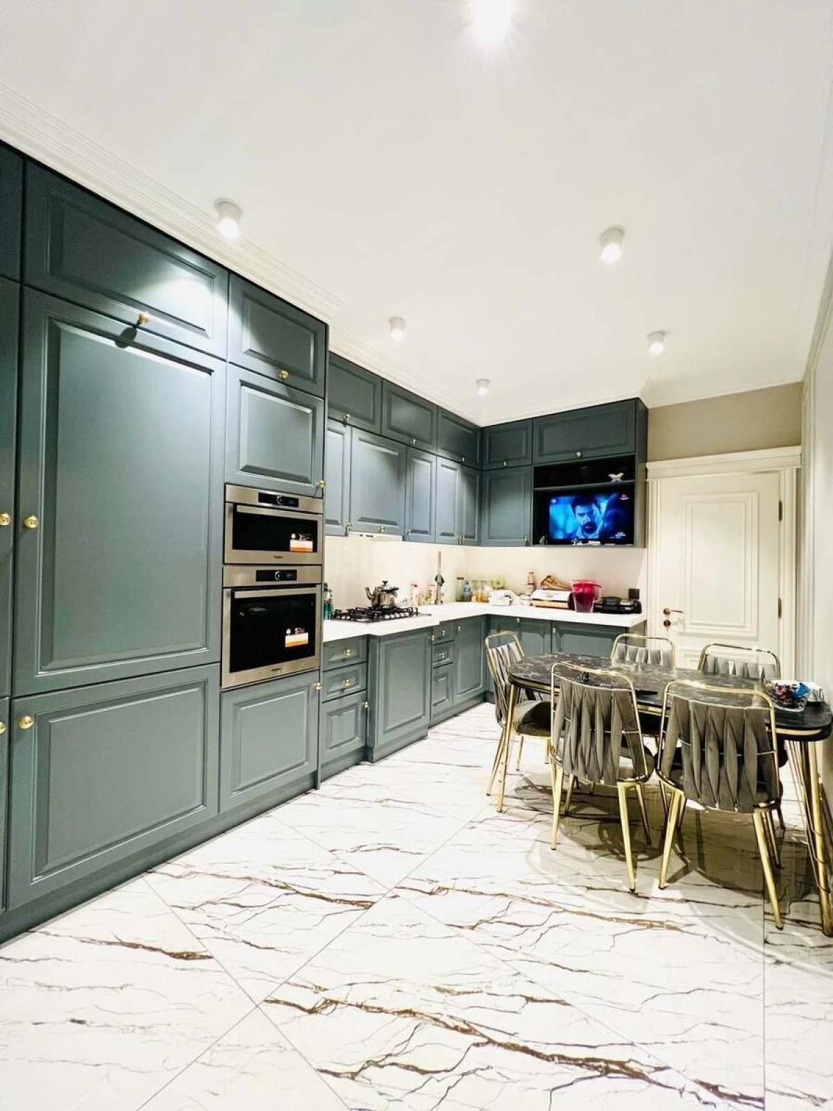 Satılır 4 otaqlı mənzil 140 m²