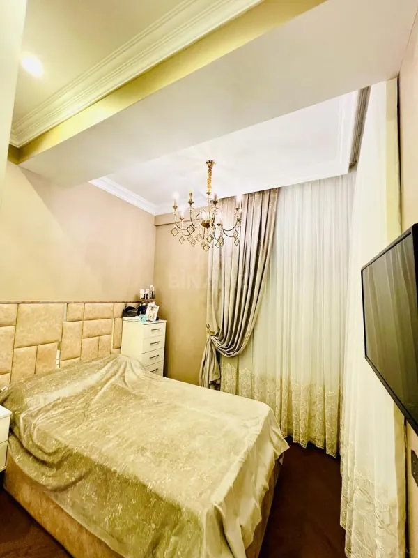 Satılır 4 otaqlı mənzil 140 m²