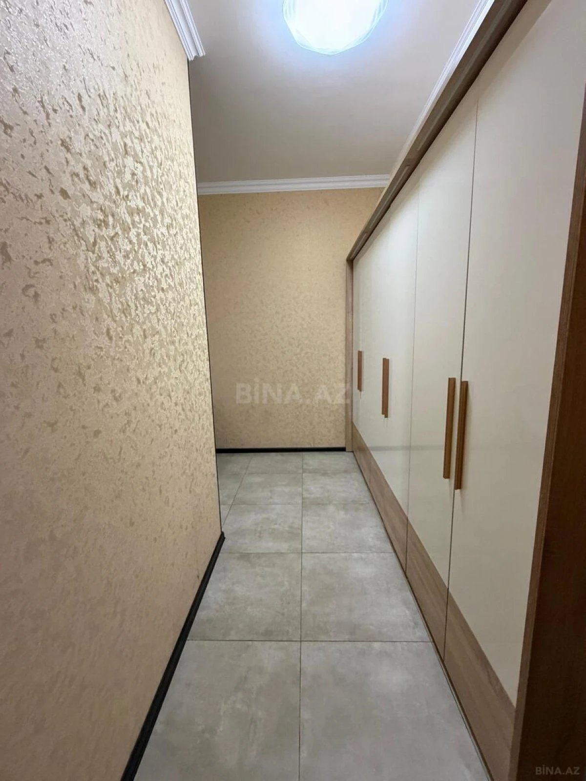 Satılır 3 otaqlı mənzil 131 m²