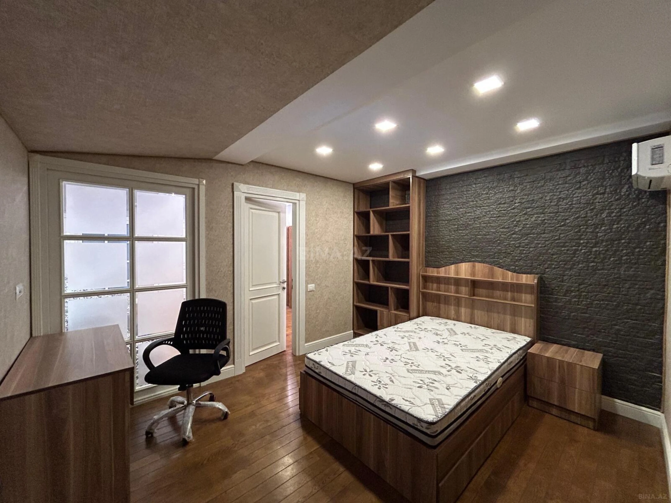 Satılır 6 otaqlı mənzil 275 m²