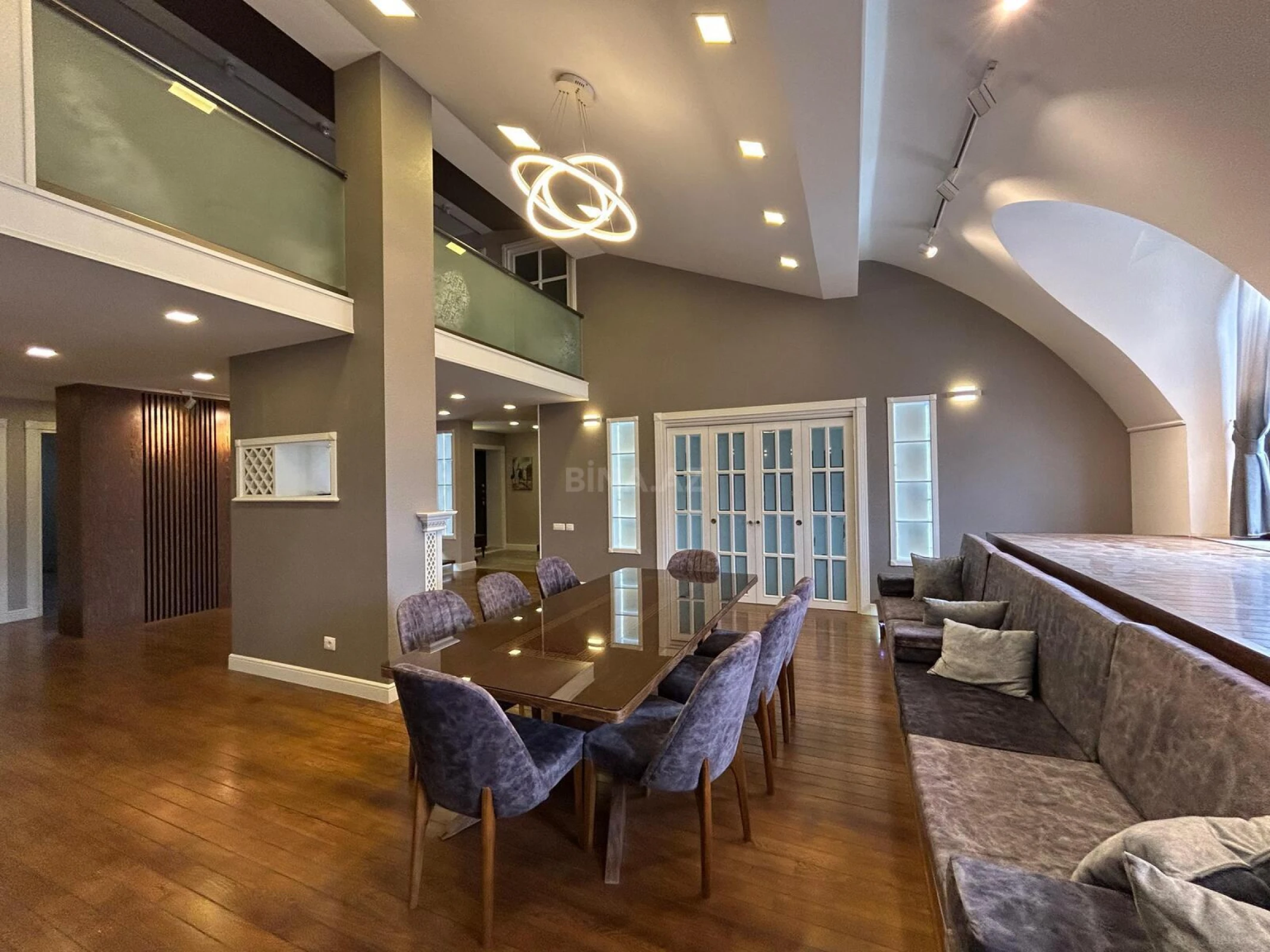 Satılır 6 otaqlı mənzil 275 m²