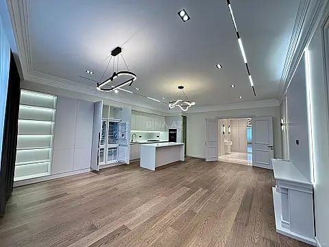 Satılır 4 otaqlı mənzil 190 m²