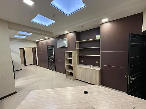 Kirayə verilir 8 otaqlı ofis 440 m²