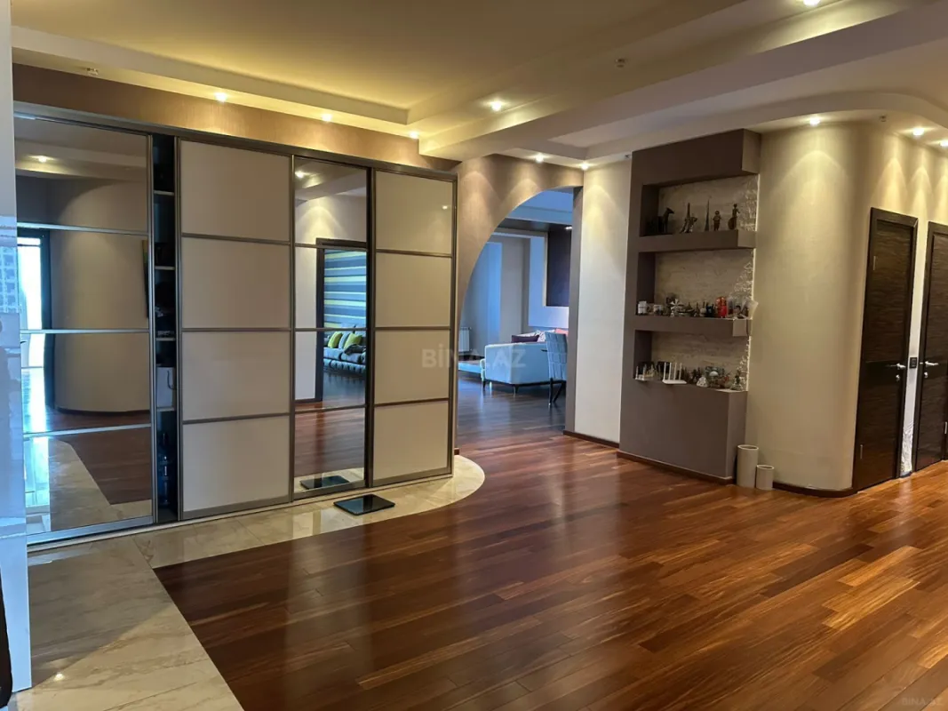 Satılır 4 otaqlı mənzil 172 m²