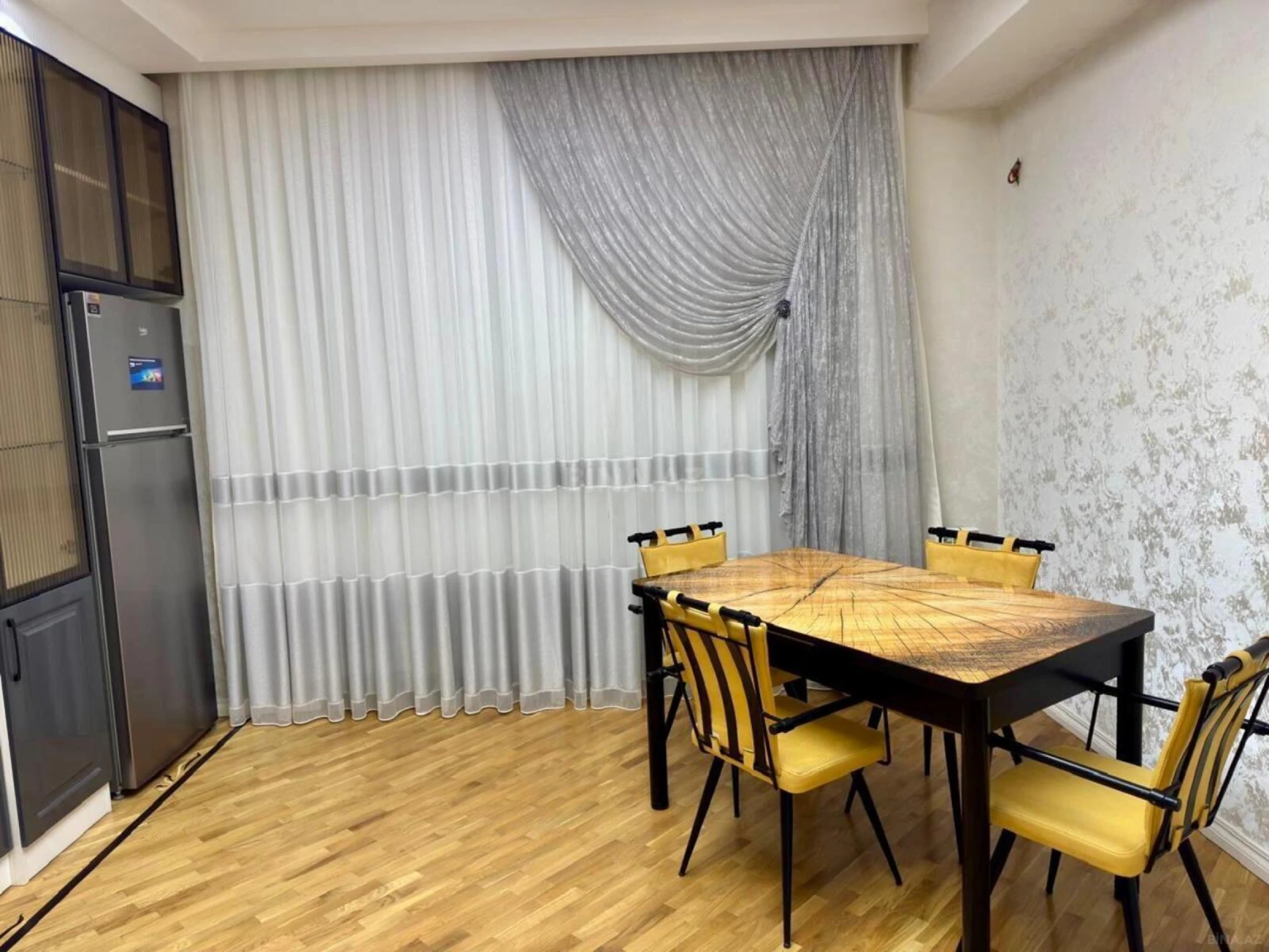 Kirayə verilir 3 otaqlı mənzil 141.7 m²