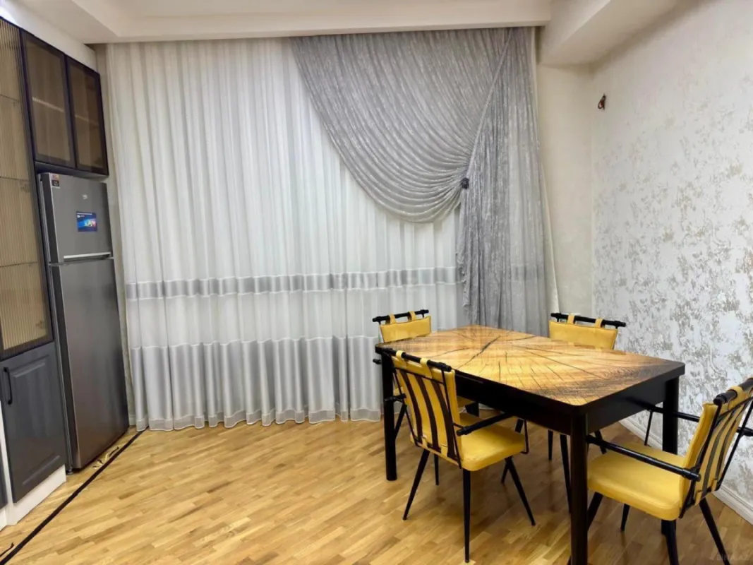 Kirayə verilir 3 otaqlı mənzil 141.7 m²
