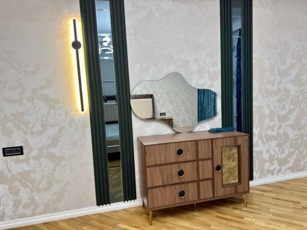 Kirayə verilir 3 otaqlı mənzil 141.7 m²