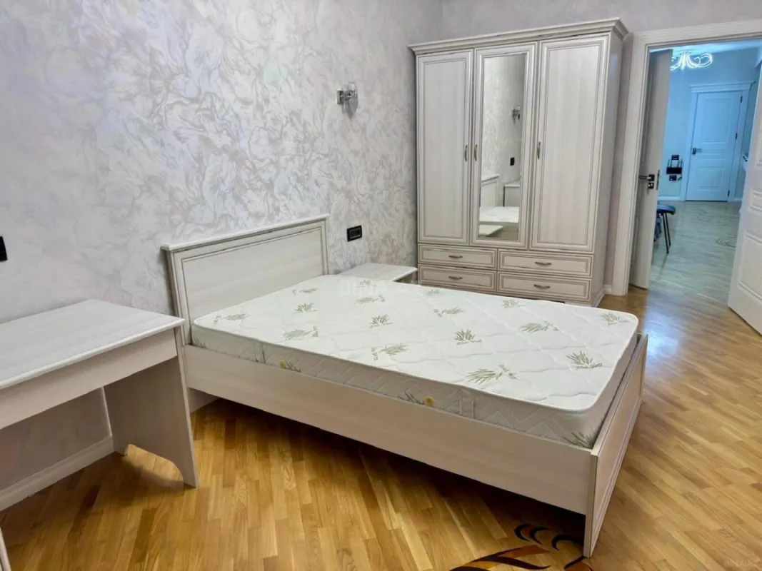 Kirayə verilir 3 otaqlı mənzil 141.7 m²