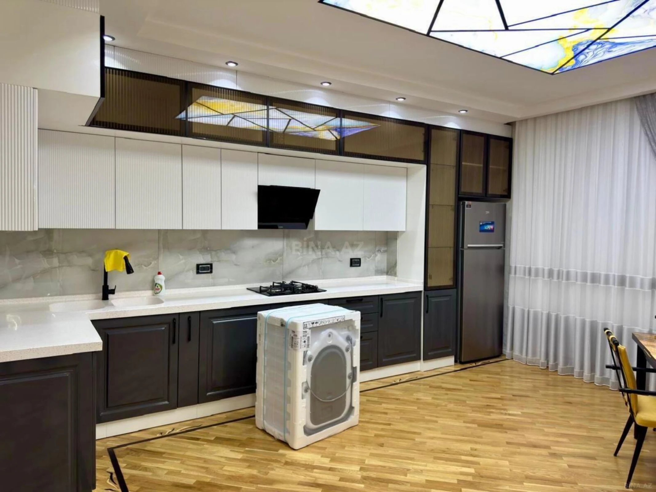 Kirayə verilir 3 otaqlı mənzil 141.7 m²
