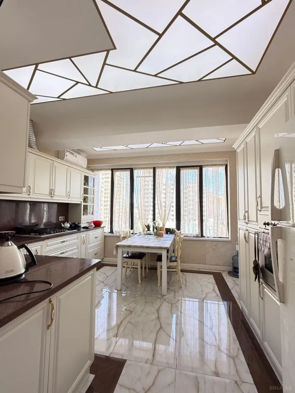 Satılır 4 otaqlı mənzil 160 m²