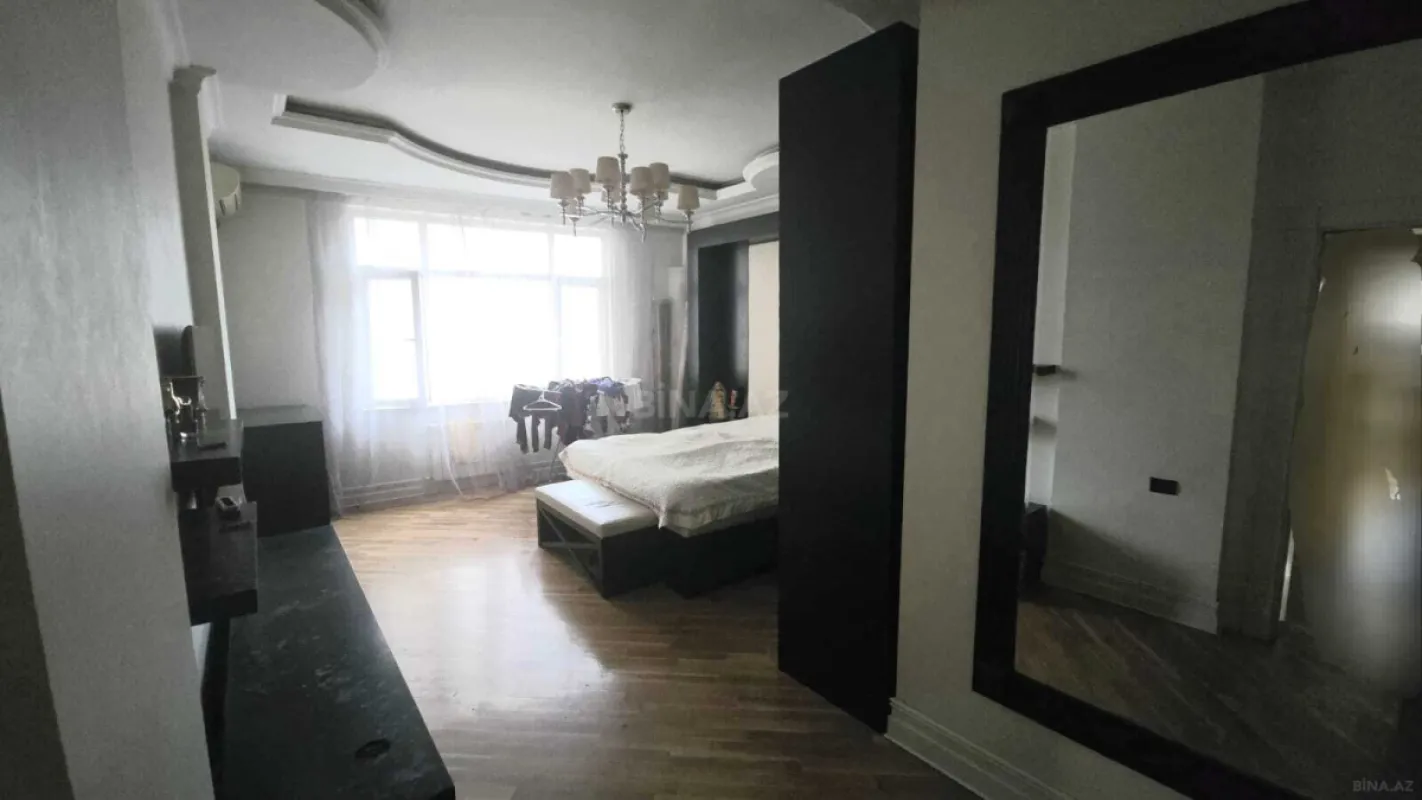 Satılır 4 otaqlı mənzil 184 m²