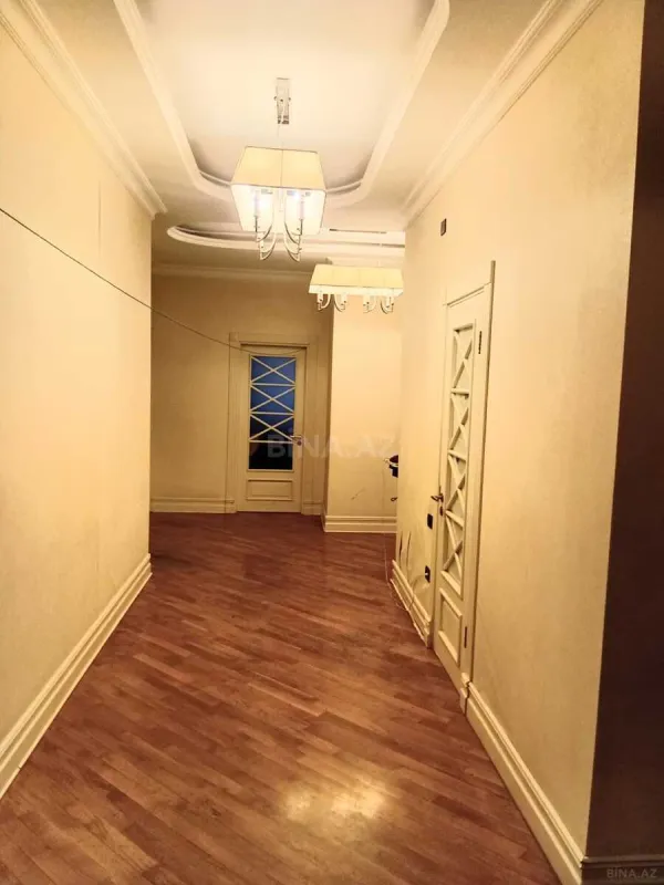Satılır 4 otaqlı mənzil 184 m²
