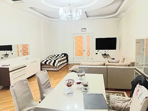 Satılır 4 otaqlı mənzil 184 m²