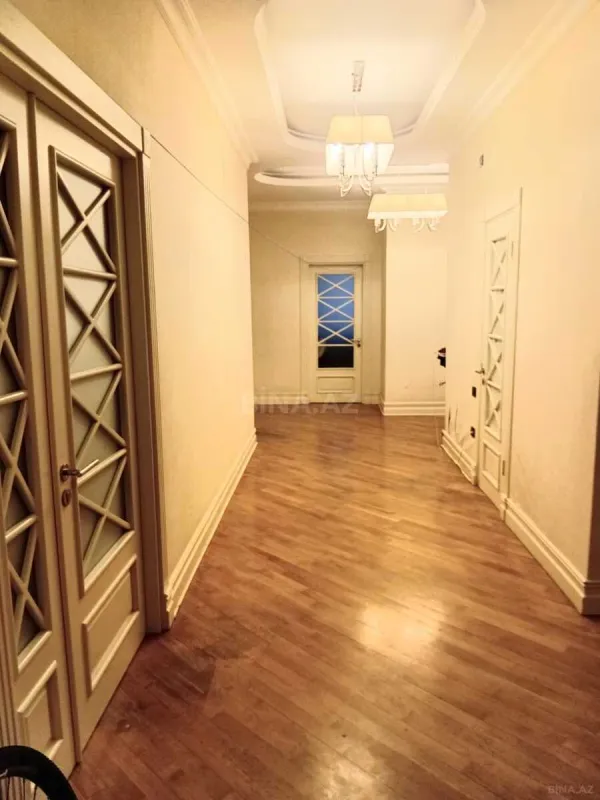 Satılır 4 otaqlı mənzil 184 m²