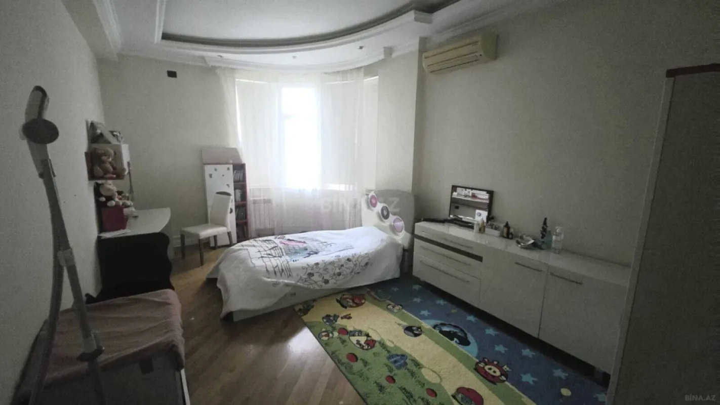Satılır 4 otaqlı mənzil 184 m²