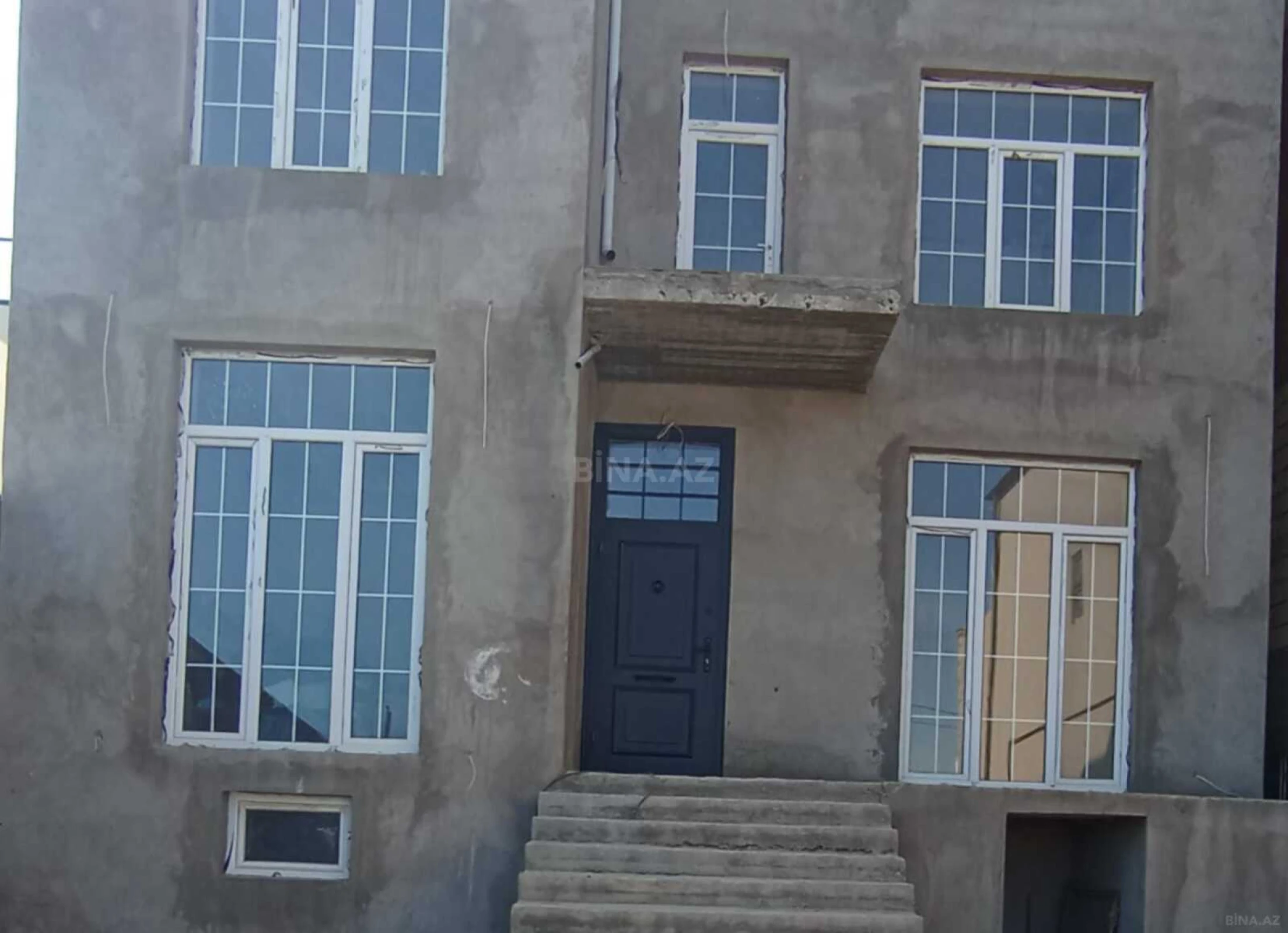 Satılır 5 otaqlı həyət evi 305 m²