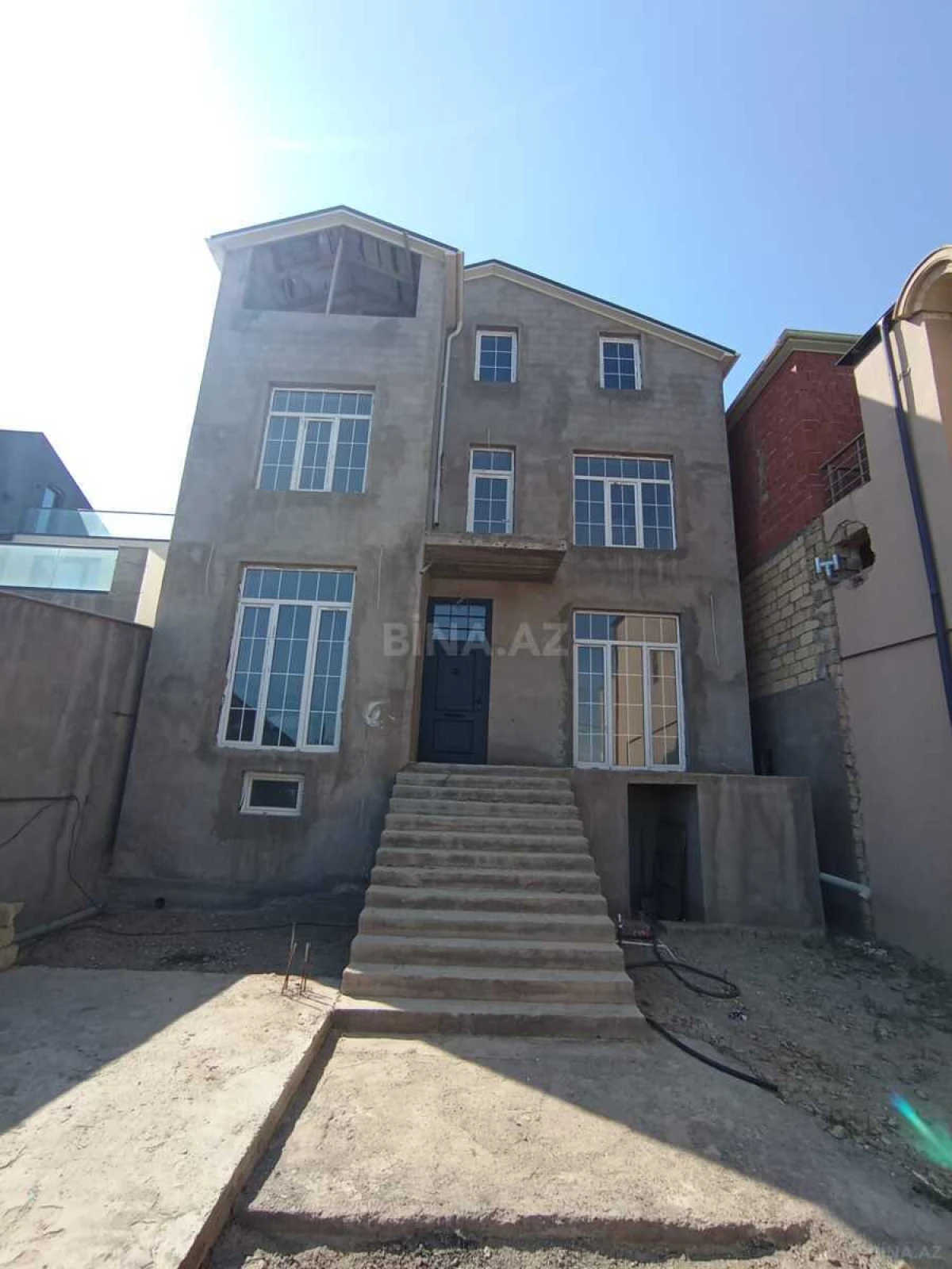 Satılır 5 otaqlı həyət evi 305 m²