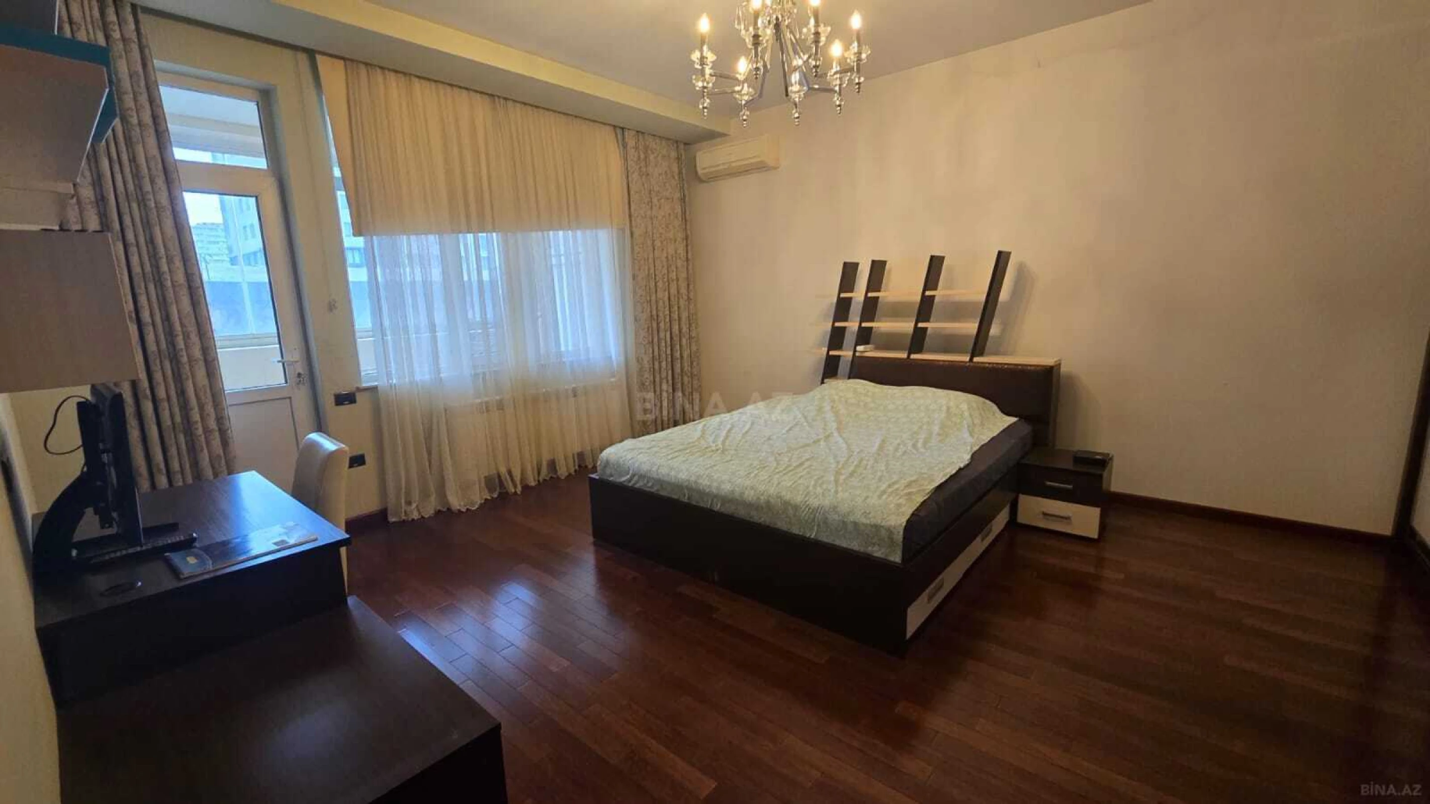Satılır 3 otaqlı mənzil 157 m²