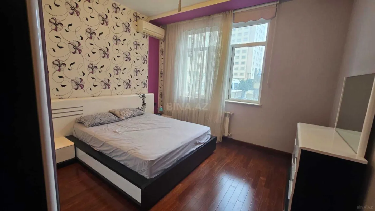 Satılır 3 otaqlı mənzil 157 m²
