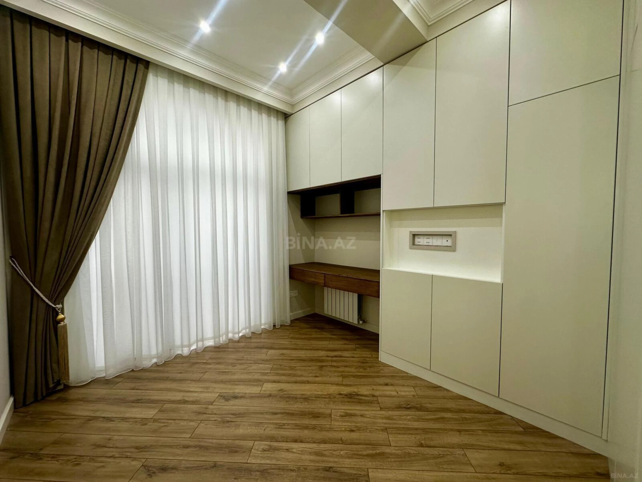 Satılır 4 otaqlı mənzil 148.3 m²