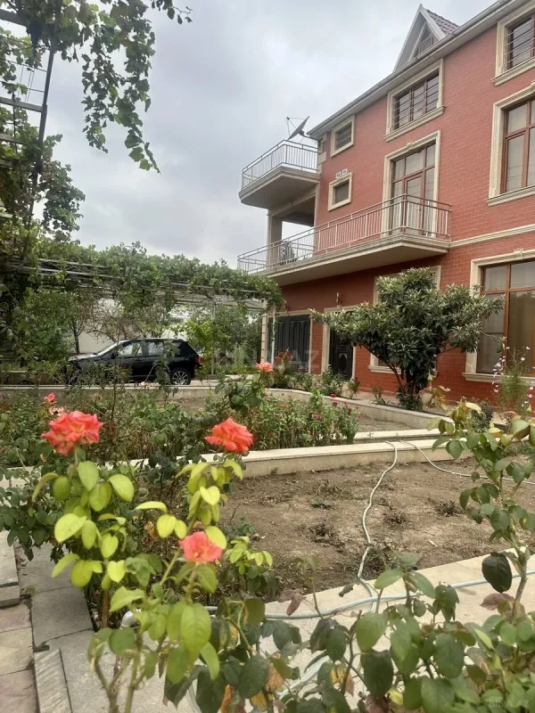 Satılır 7 otaqlı həyət evi 335 m²