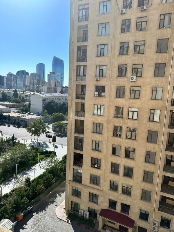 Satılır 4 otaqlı mənzil 210 m²