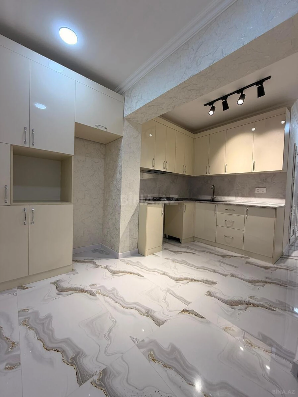 Satılır 3 otaqlı mənzil 82 m²