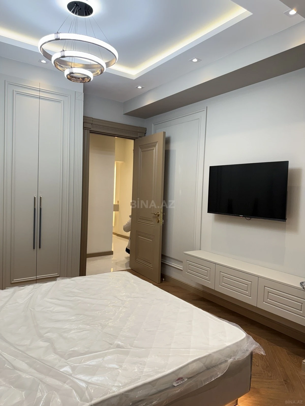 Kirayə verilir 4 otaqlı mənzil 140 m²