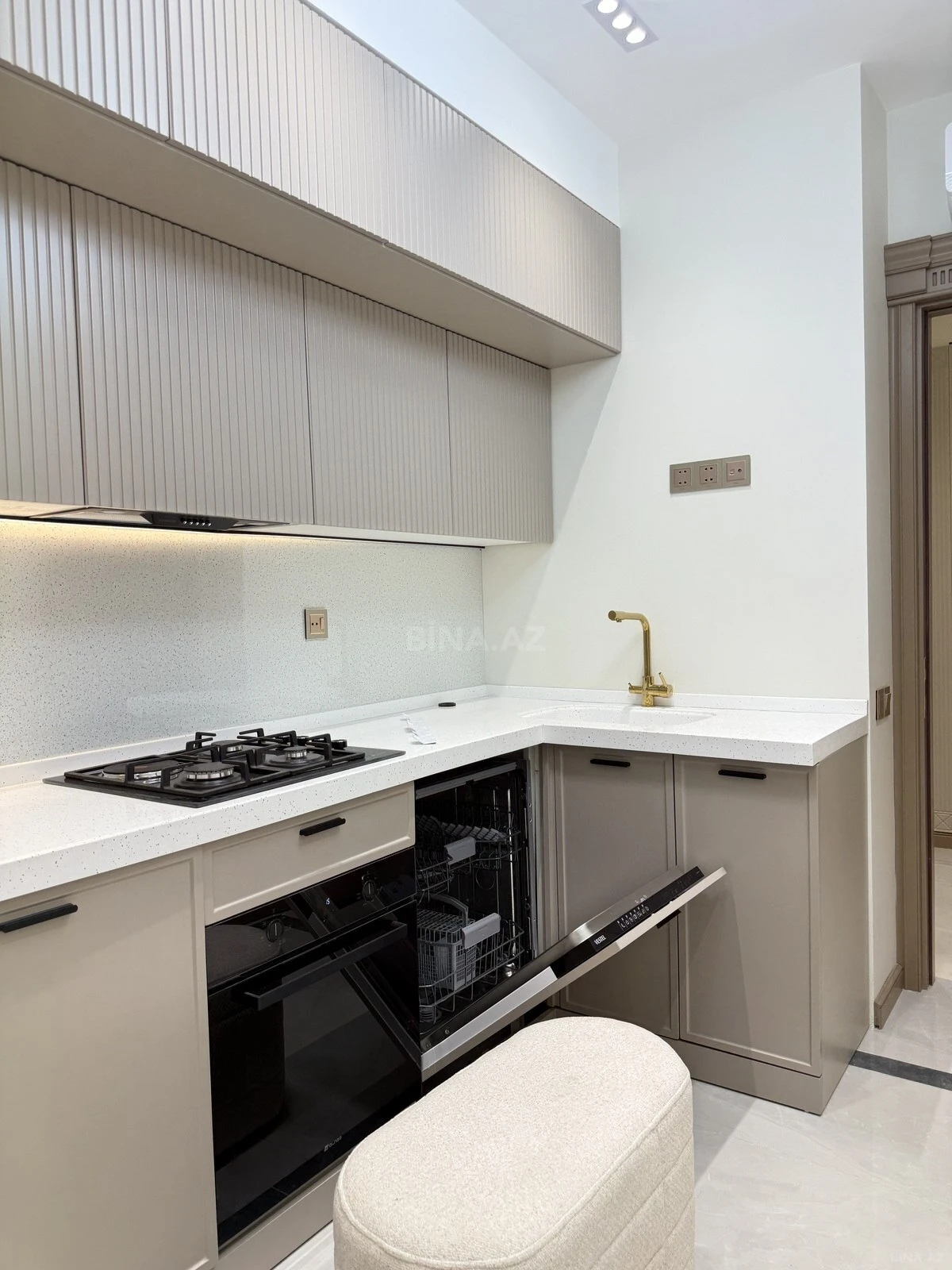 Kirayə verilir 4 otaqlı mənzil 140 m²