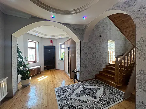 Satılır 6 otaqlı həyət evi 250 m²