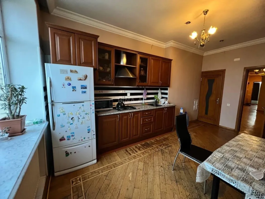 Satılır 2 otaqlı mənzil 138 m²