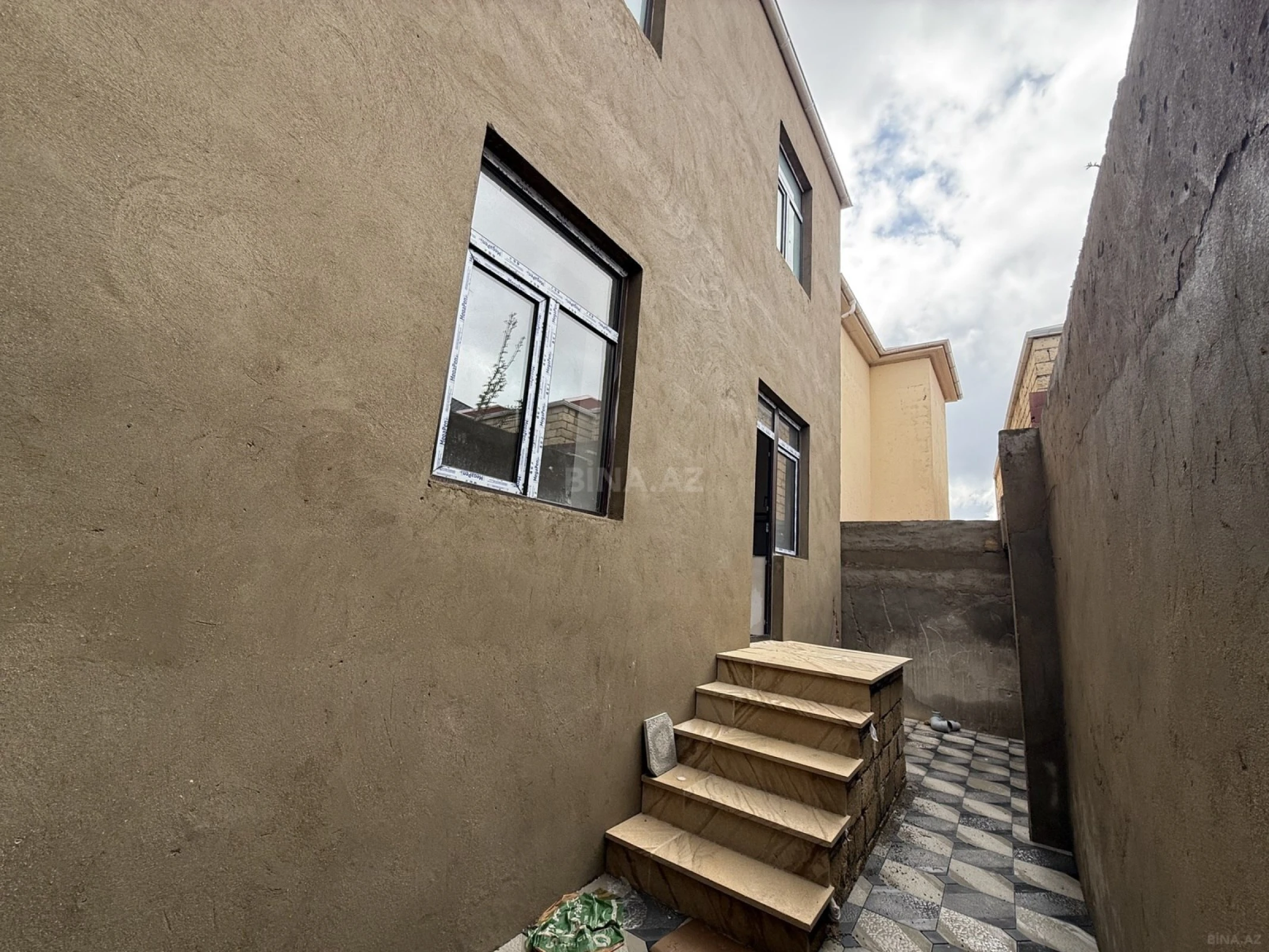 Satılır 5 otaqlı həyət evi 180 m²