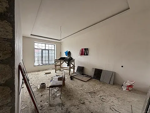 Satılır 5 otaqlı həyət evi 180 m²