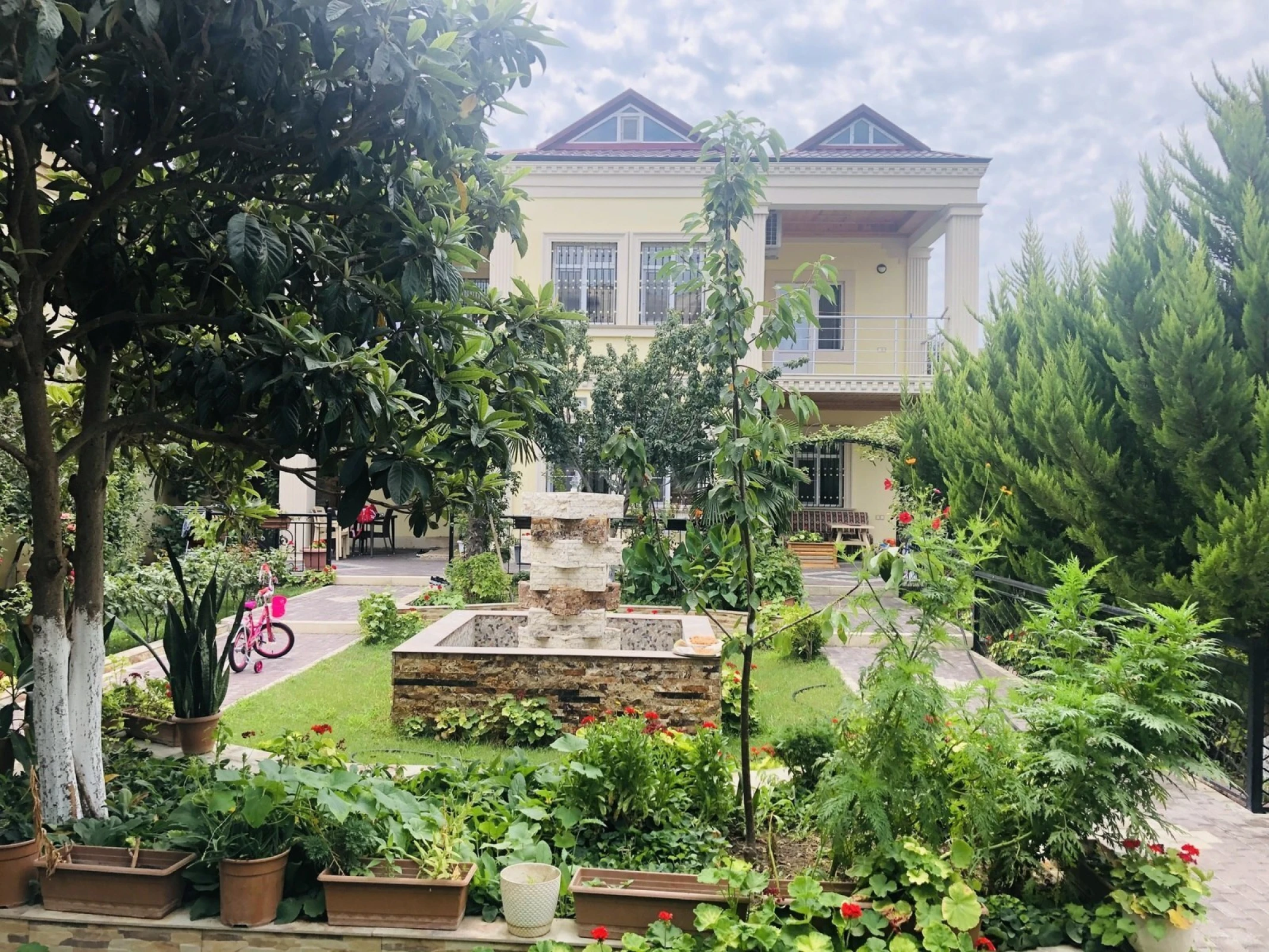 Satılır 8 otaqlı həyət evi 140 m²